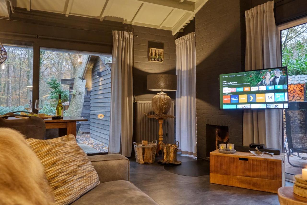 Lodge In Een Bosrijke Omgeving Met Hottub & Sauna Opt Rheezerveen Exterior photo
