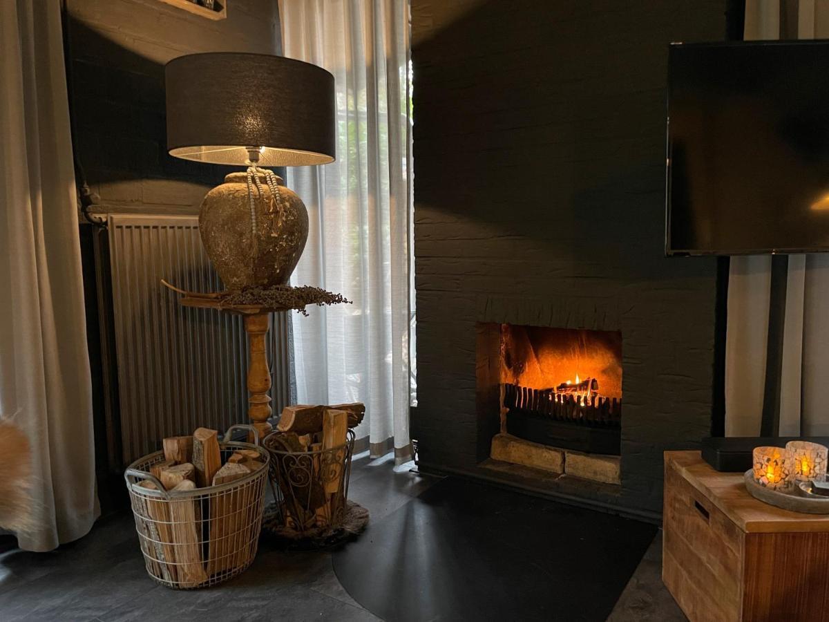 Lodge In Een Bosrijke Omgeving Met Hottub & Sauna Opt Rheezerveen Exterior photo