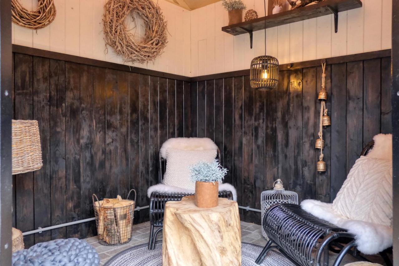 Lodge In Een Bosrijke Omgeving Met Hottub & Sauna Opt Rheezerveen Exterior photo